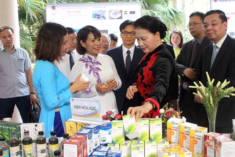 Chủ tịch Quốc Hội Nguyễn Thị Kim Ngân tham quan gian hàng của Công ty Dược liệu Phương Đông