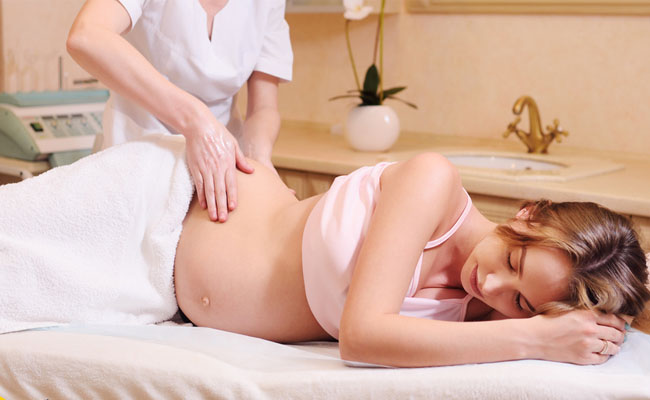 Massage giúp giảm cơn đau thần kinh tọa cho mẹ bầu